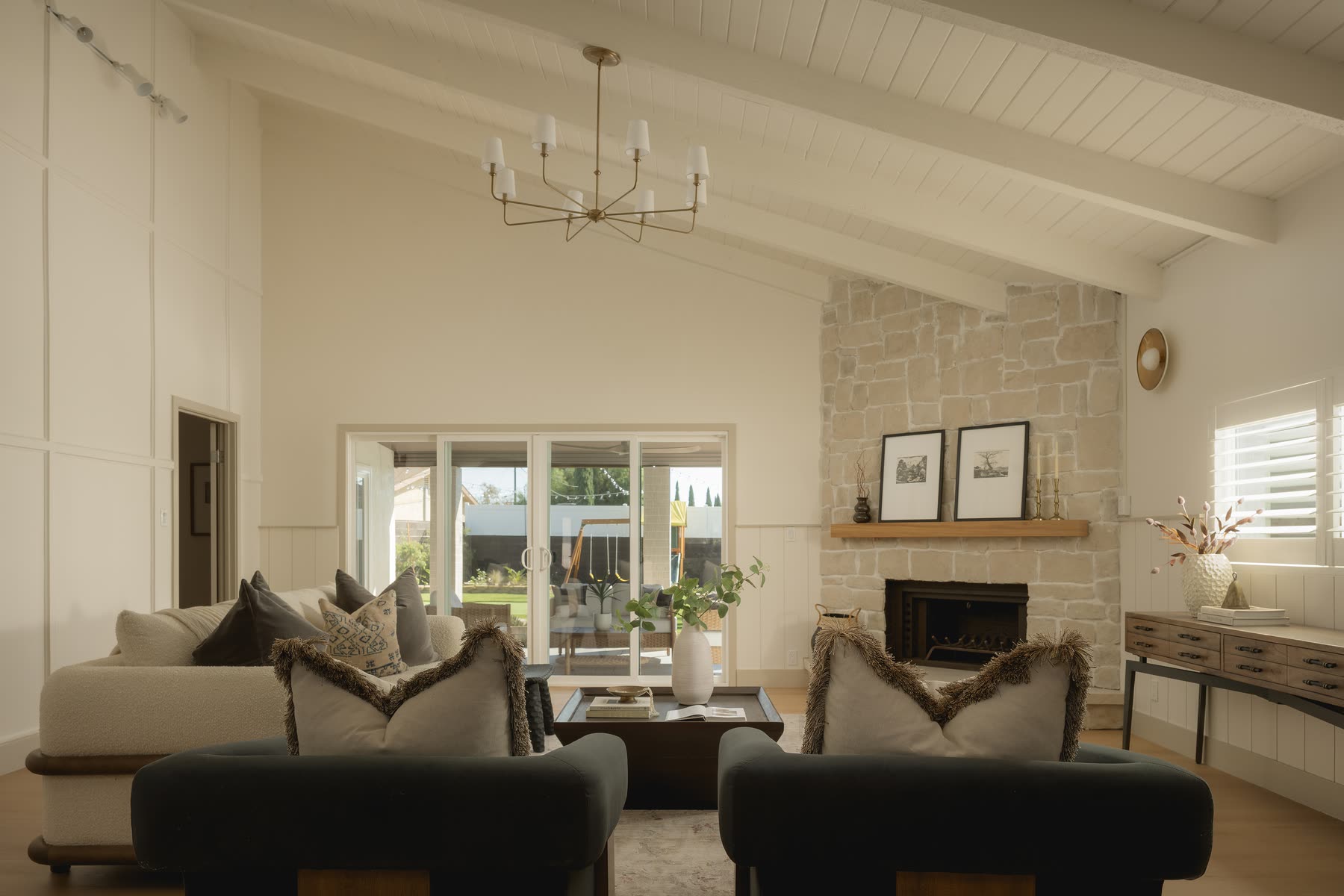 Living room beneath a vaulted ceiling, Westminster
