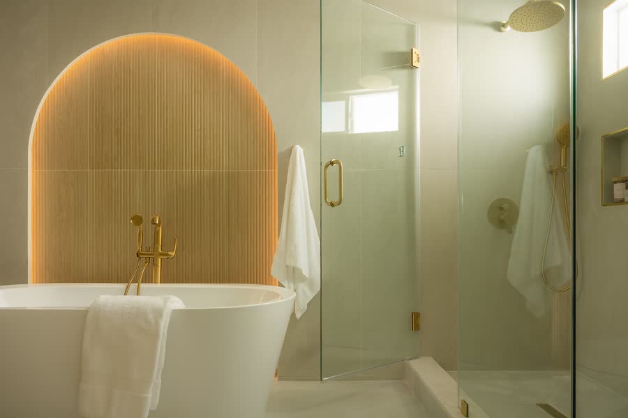 Bath with arched plaster niche