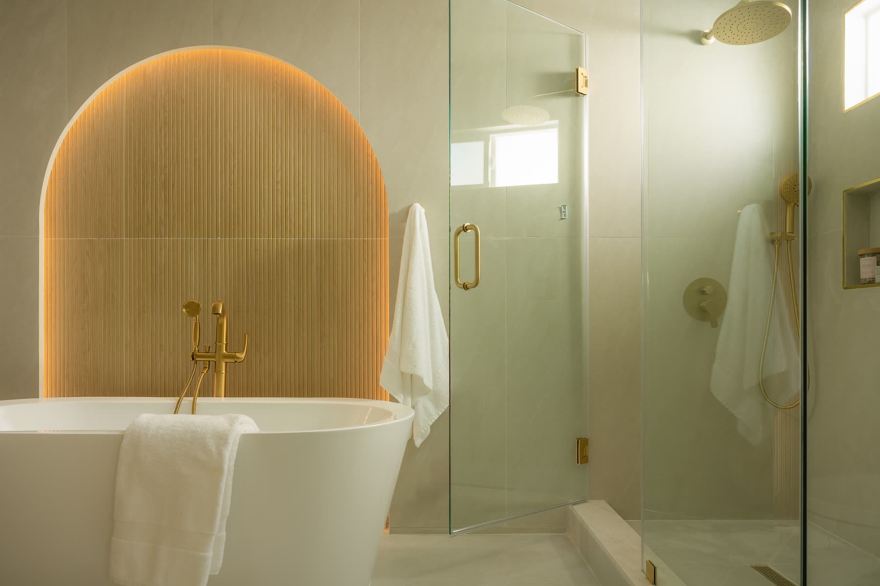 Bath with arched plaster niche