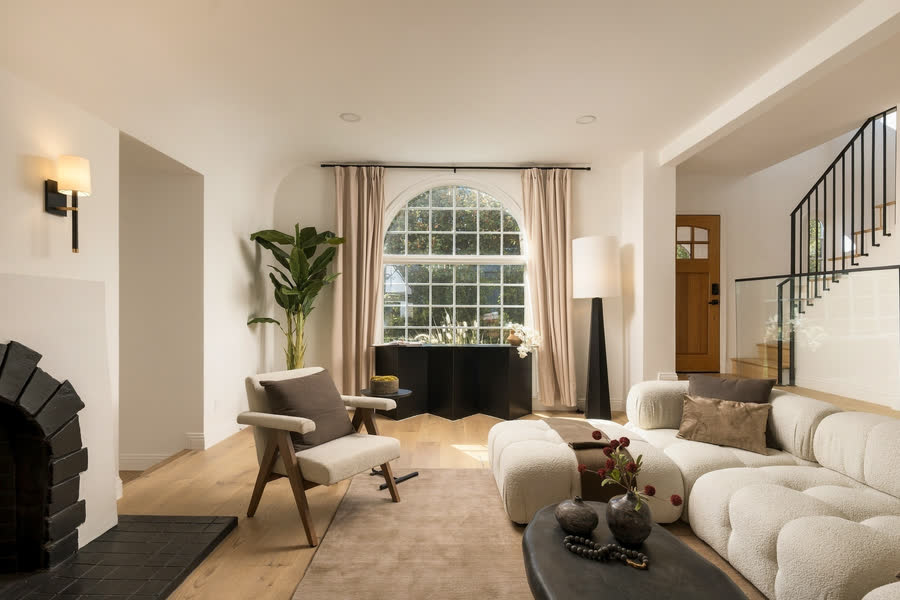 Sitting room beneath an arched window